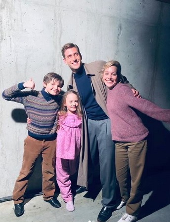 Benjamin Evan Ainsworth Wiki, Age, Height, Family, Biography & Facts 7 Benjamin Evan Ainsworth with the cast of The Haunting of Bly Manor