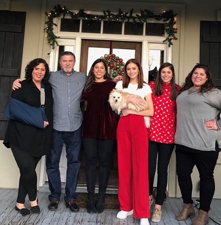 Bianca Finch: Biography, Age, Height, Weight, Boyfriend, Family & Facts 6 Bianca Finch with her family