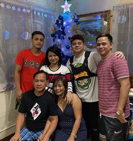 Bugoy Cariño Height, Weight, Age, Girlfriend, Biography, Family & More 7 Bugoy Cariño with his family