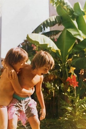 Lucas Bravo Height, Weight, Age, Wife, Biography, Family & Facts 5 Childhood picture of Lucas Bravo with his brother François-Philippe de Casalta Bravo