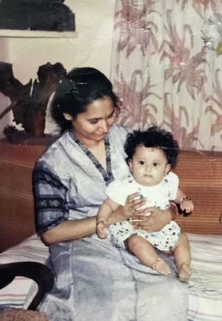 Riya Sharma Wiki (Pinjara: Khubsurti Ka) Age, Height, Weight, Boyfriend, Biography & More 10 Childhood picture of Riya Sharma with her mom Pratima Sharma