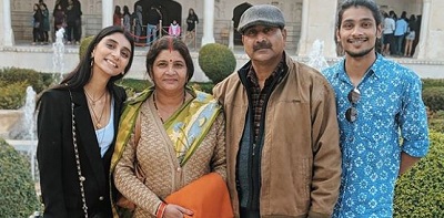 Dolly Singh Age, Height, Weight, Husband, Family, Biography & Facts 14 Dolly Singh photographed with her family during her Rajasthan trip.