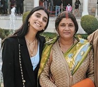 Dolly Singh Age, Height, Weight, Husband, Family, Biography & Facts 9 Dolly Singh pictured with her mom