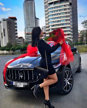 Donya Jahanbakht Wiki, Age, Husband, Height, Family, Biography & More 13 Donya Jahanbakht's car