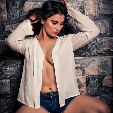 Gunnjan Aras Wiki, Age, Boyfriend, Height, Family, Biography & Facts 13 Gunnjan Aras photoshoot