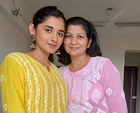 Kanika Mann Height, Weight, Age, Boyfriend, Family, Biography & Facts 6 Kanika Mann with her mother