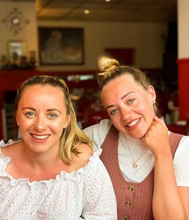 Kelsey Hardwick Wiki (Tom Parker's Wife) Age, Biography, Kids & Facts 9 Kelsey Hardwick with her bestie