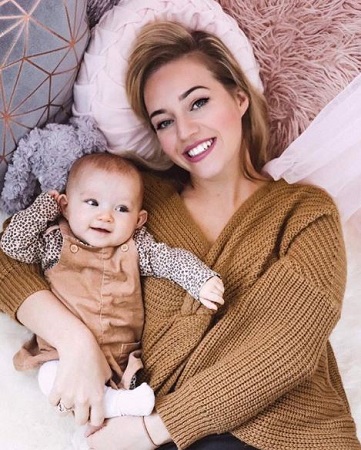 Kelsey Hardwick Wiki (Tom Parker's Wife) Age, Biography, Kids & Facts 11 Kelsey Hardwick with her daughter Aurelia Rose