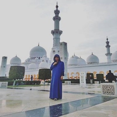 Kimberly Hakenson Height, Weight, Age, Boyfriend, Family, Biography & More 21 Kimberly Hakenson's photograph in front of Grand Mosque