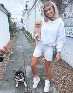 Laura Anderson (Love Island) Wiki, Age, Height, Boyfriend, Biography & Facts 6 Laura Anderson with her pet dogs