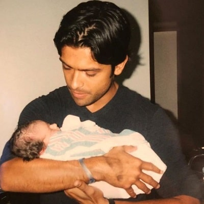 Lola Consuelos' father holding her after her birth on June 16, 2001
