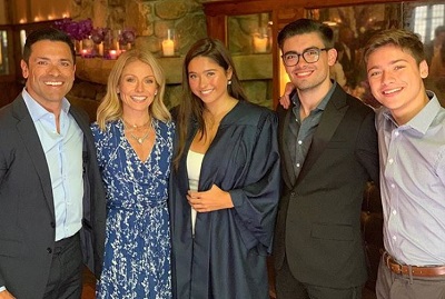 Lola Consuelos graduation picture with her family which took place in 2019