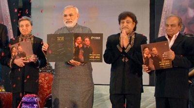 Mahesh Kanodia Age, Wife, Children, Death, Family, Biography & More 7 Mahesh Kanodia with prime minister Narendra Modi and brother during the launch of their book