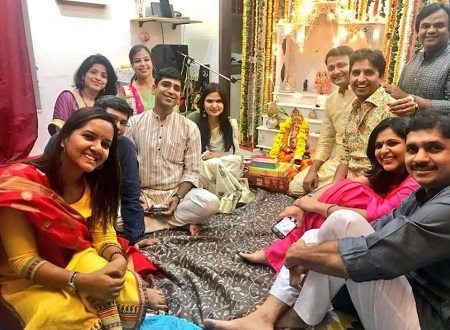 Manju Sharma (Kumar Vishwas' Wife) Wiki, Age, Kids, Biography & Family 9 Manju Sharma with family