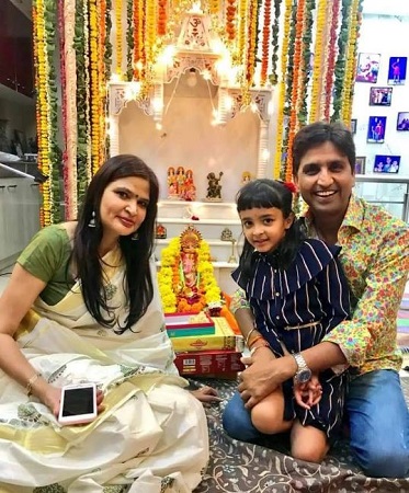 Manju Sharma (Kumar Vishwas' Wife) Wiki, Age, Kids, Biography & Family 8 Manju Sharma with her husband Kumar Vishwas and daughter