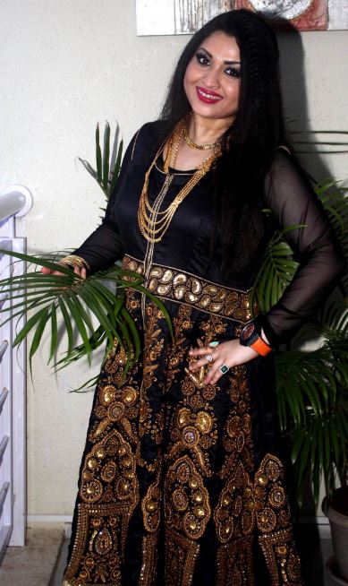Misti Mukherjee Wiki, Age, Husband, Height, Family, Biography & Facts 9 Misti Mukherjee height weight