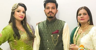 Moomal Asif Wiki, Age, Husband, Diet Plan, Family, Biography & Facts 12 Moomal Asif photographed with her brother and mom on his wedding