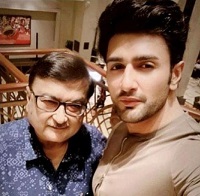 Nishant Singh Malkani Height, Age, Wife, Girlfriend, Biography & Facts 4 Nishant Singh Malkani with his father Deepak Malkani