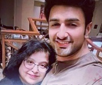 Nishant Singh Malkani Height, Age, Wife, Girlfriend, Biography & Facts 5 Nishant Singh Malkani with his mother Geeta Malkani