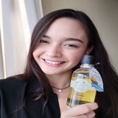Pauline Amelinckx Height, Weight, Age, Boyfriend, Family, Biography & More 26 Pauline Amelinckx using Moringa shower gel