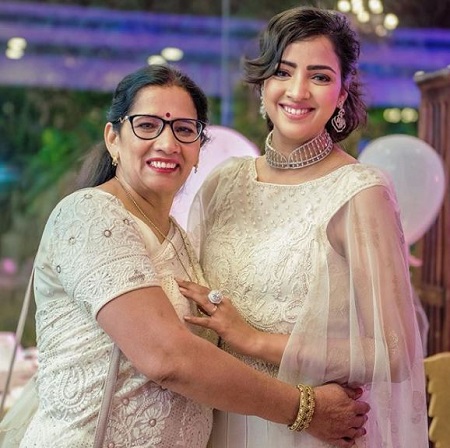 Priyanka Chaudhary Raina Wiki (Suresh Raina’s Wife) Age, Children, Family, Biography & Facts 18 Priyanka Chaudhary Raina with her mother Sushila Devi Chaudhary