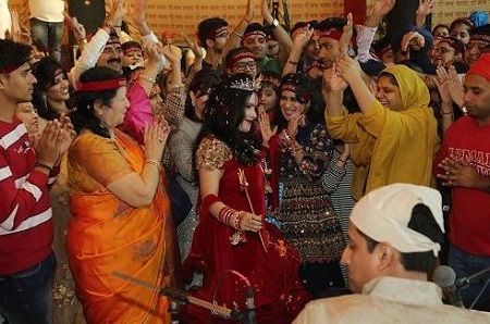 Radhe Maa Age, Husband, Net worth, Height, Family, Biography & Facts 21 Radhe Maa with devotees