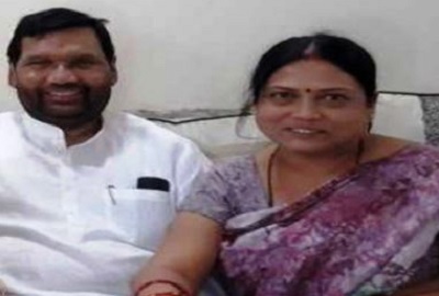 Rajkumari Devi Wiki (Ram Vilas Paswan's ex-wife) Age, Kids, Biography & Facts 6 Rajkumari Devi daughter Asha Paswan photographed with Ram Vilas Paswan