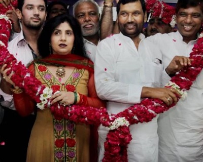 Rajkumari Devi Wiki (Ram Vilas Paswan's ex-wife) Age, Kids, Biography & Facts 7 Rajkumari Devi's husband Ram Vilas Paswan photographed with Reenaa Paswan and Chirag Paswan