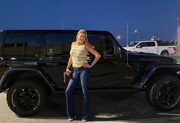 Randi Mahomes owns a black jeep