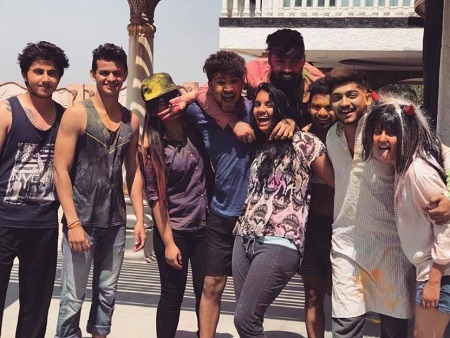 Riya Sharma Wiki (Pinjara: Khubsurti Ka) Age, Height, Weight, Boyfriend, Biography & More 9 Riya Sharma playing Holi with friends
