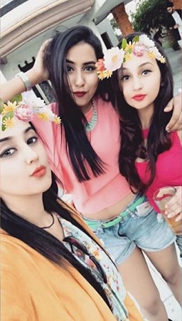 Riya Sharma Wiki (Pinjara: Khubsurti Ka) Age, Height, Weight, Boyfriend, Biography & More 14 Riya Sharma with her friends