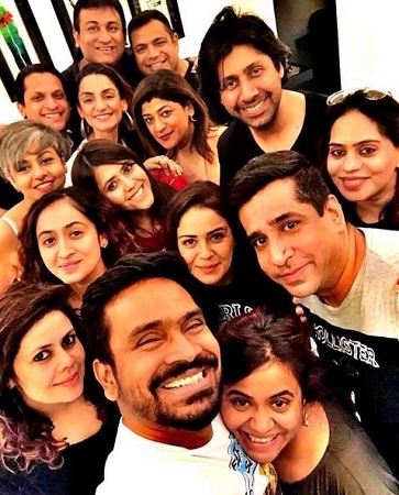Ruchikaa Kapoor Wiki, Age, Boyfriend, Height, Family, Biography & More 11 Ruchikaa Kapoor with friends