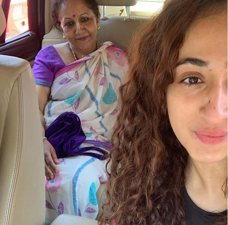 Ruchikaa Kapoor Wiki, Age, Boyfriend, Height, Family, Biography & More 7 Ruchikaa Kapoor with her mother