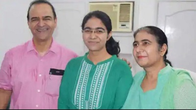Saumya Pandey (IAS) Wiki, Age, Husband, Caste, Salary, Biography & Facts 4 Saumya Pandey with her mother Dr. Sadhana Pandey and father Ravi Pandey