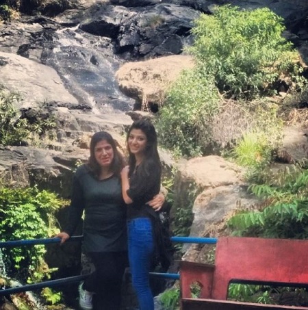 Shernavaz Jijina Wiki, Age, Boyfriend, Height, Family, Biography & More 9 Shernavaz Jijina with her mother