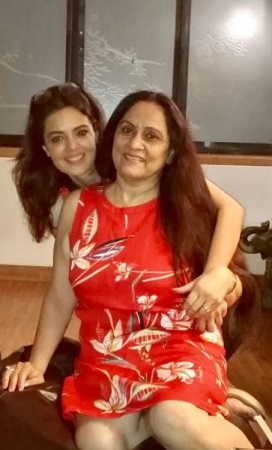 Shweta Agarwal Wiki, Age, Husband, Height, Family, Biography & Facts 6 Shweta Agarwal with her mother Nilu Agarwal