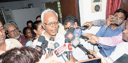 Stan Swamy Wiki, Age, Wife, Children, Family, Biography & Facts 5 Stan Swamy in front of media