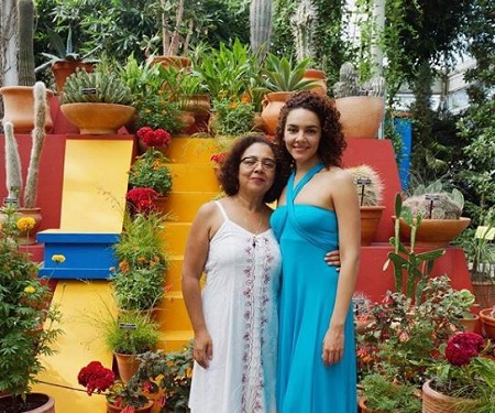 Vanessa Rubio Wiki, Age, Husband, Height, Weight, Biography & Facts 8 Vanessa Rubio with her mother
