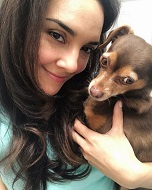 Vanessa Rubio Wiki, Age, Husband, Height, Weight, Biography & Facts 5 Vanessa Rubio with her pet dog