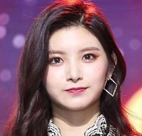 Yiren (Everglow) Height, Weight, Age, Boyfriend, Family, Biography & Facts 4 Wáng Yírén (王怡人)