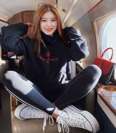 Yiren (Everglow) Height, Weight, Age, Boyfriend, Family, Biography & Facts 12 Yiren Chinese Singer, Rapper, TV Star, and Dancer