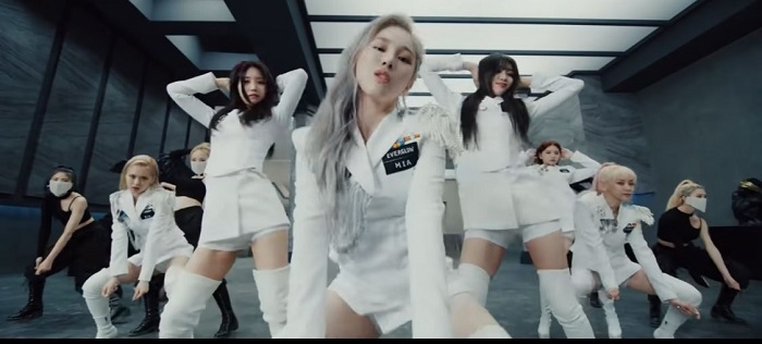 Yiren (Everglow) Height, Weight, Age, Boyfriend, Family, Biography & Facts 3 Yiren rose to fame after the release of her song Bon Bon Chocolat in March 2019