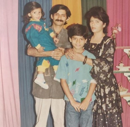 Milind Chandwani Wiki, Age, Girlfriend, Height, Family, Biography & More 10 An old picture of Milind Chandwani's family