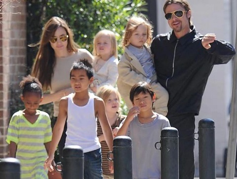 Brad Pitt with his spouse Angelina Jolie and kids