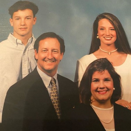 Carl Lentz Age, Wife, Net worth, Height, Family, Biography & More 16 Carl Lentz's old photo with her parents and sibling