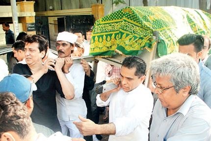 Firoz Nadiadwala Wiki, Age, Wife, Family, Movies, Biography & More 7 Firoz Nadiadwala and Sajid Nadiadwala at Munira Nadiadwala's funeral