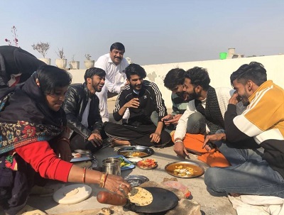 Gulzaar Chhaniwala: Wiki, Age, Girlfriend, Caste, Family, Biography & More 7 Gulzaar Chhaniwala loves to spend time with his friends