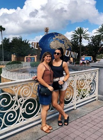 Indi-Hartwell-with-her-mother-Denhysse-De-Martin.jpg