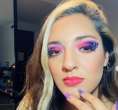 Jana Maradona: Wiki, Age, Boyfriend, Height, Family, Biography & More 7 Jana Maradona loves to do eye makeup
