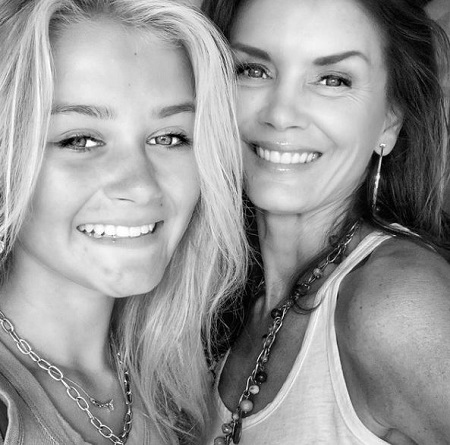 Kirsten Kutner: Wiki, Age, Husband, Height, Family, Biography & More 16 Kirsten Kutner with her daughter Kaya Kutner